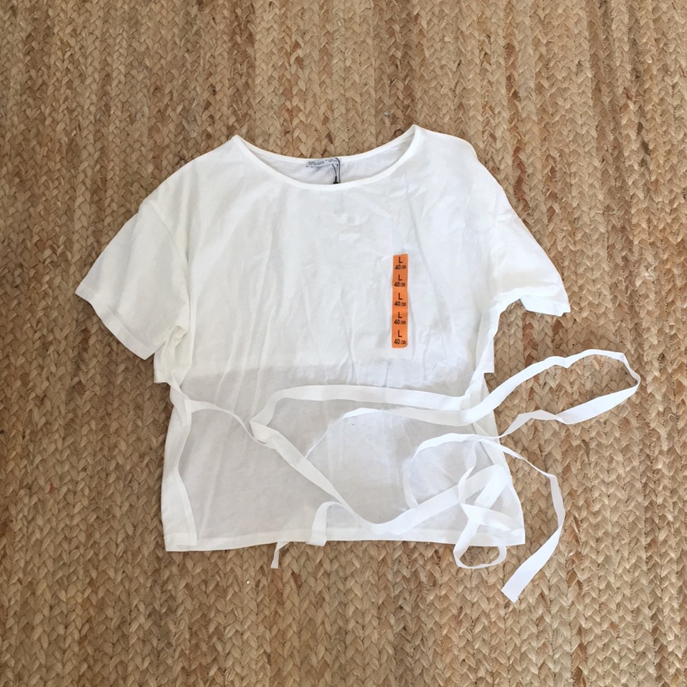 Size large Zara top. Crop in the back. White